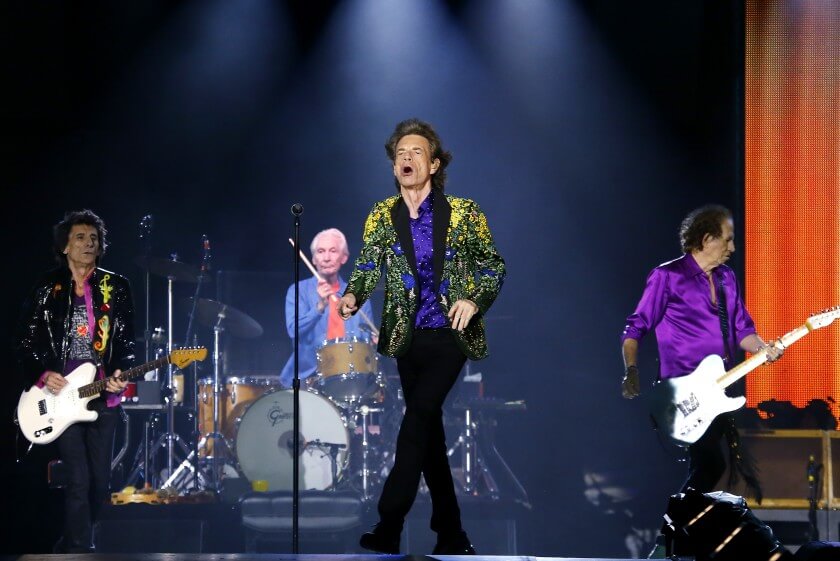 Rolling Stones tampak sedang tampil di panggung dengan enerjik